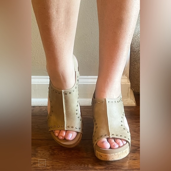 New! corkys footwear carley wedge sandal in taupe oil pu with studs - Picture 3 of 10